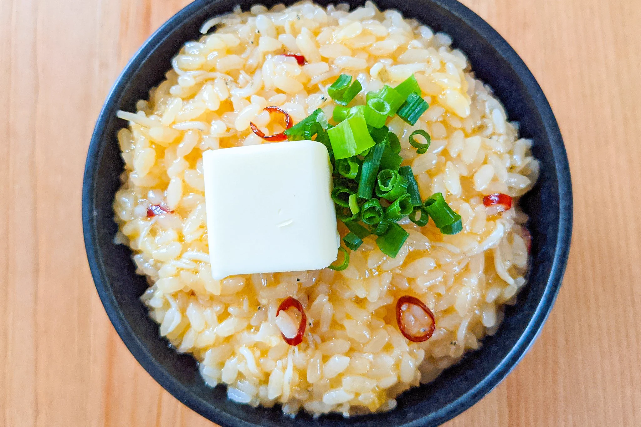 朝ごはんにもぴったりそう！バター&しらすを使った「卵かけご飯」レシピ！