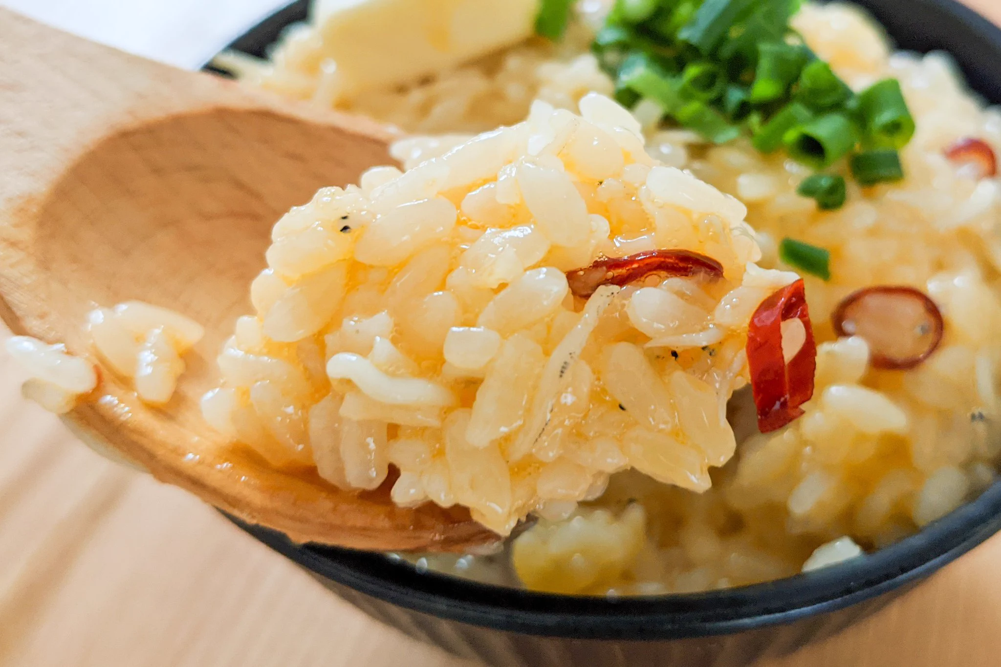 朝ごはんにもぴったりそう！バター&しらすを使った「卵かけご飯」レシピ！