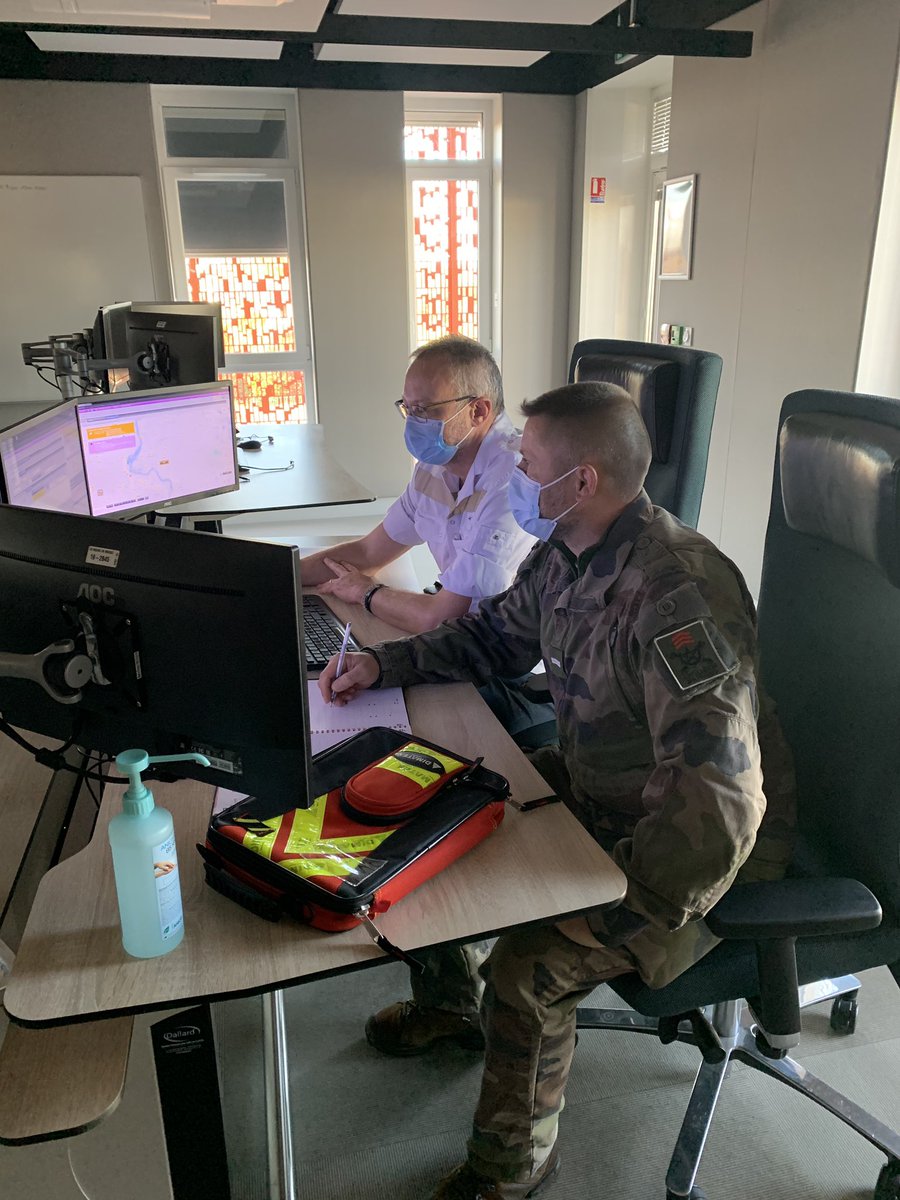 68eRAA_CDC's tweet photo. En décembre dernier, en pleine crise sanitaire, le #68eRAA signait une convention de partenariat avec le @SAMU01Ain ✍️
👉🏻 Aider le SAMU à absorber l’augmentation des appels.☎️
Honneur de garder la liaison et d’attaquer la planification des actions pour l’année 2022 🤝 https://t.co/gpPX135A7b