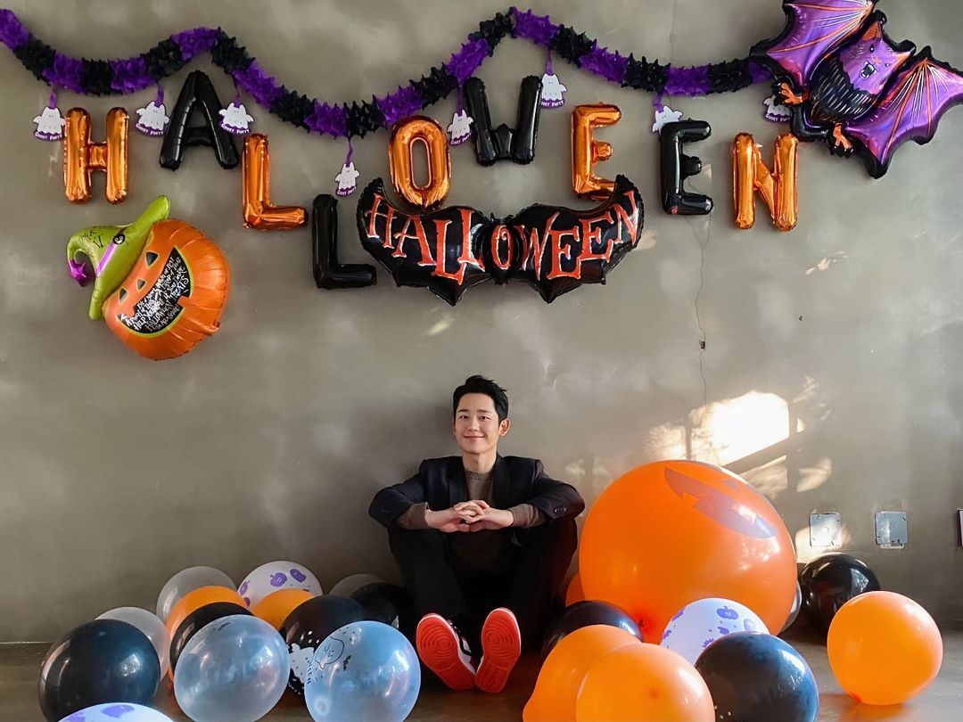 haeincontext's tweet photo. happy halloween from jung haein 🦇🎃👻 https://t.co/lMjmXeres1