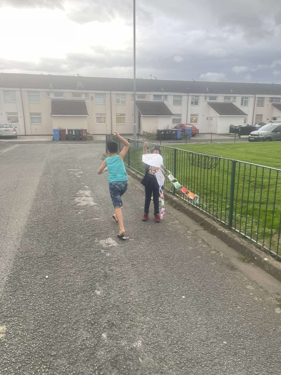 tara_mahmoo's tweet photo. Yad make beautiful 🪁 kites with sister Venus  /Sensory Experience Flying a kite is probably one of the most exhilarating experiences a child can have.@MissQuigleyMLP @MissFlynnMLP @MabLanePri https://t.co/ax6LxTVOjn