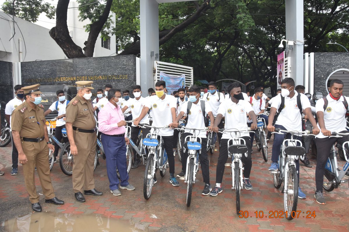 dgvnccinfantry's tweet photo. We organized a CYCLE RALLY ON THE THEME “WE SHOULD STAND UNITED AGAINST COVID – 19” on 30.10.2021. The event had a great start and was initiated by The Principal Capt. Dr. S. Santhosh Baboo outside the college campus along with our ANO Lt. Dr. P. Arularasan.#CleanIndia #js2021 https://t.co/jCxmusy3MG