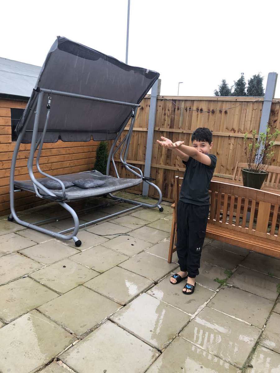 tara_mahmoo's tweet photo. Sing dance in the rain 🌧 🌧 play with puddles and collect jar rainfall.@MissQuigleyMLP @MabLanePri https://t.co/jxmROegRGf