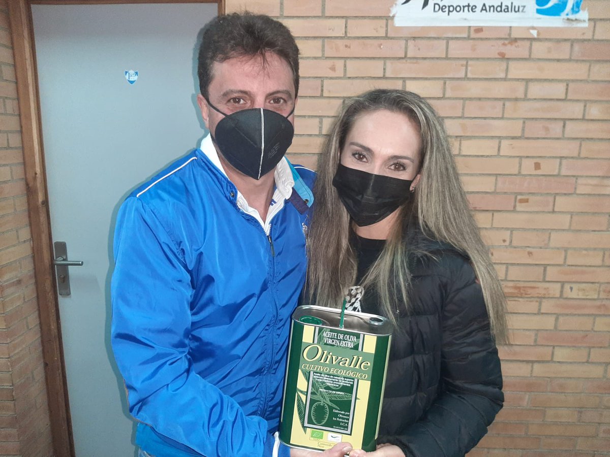CBM_Pozoblanco's tweet photo. Aquí tenéis a la ganadora de la rifa realizada en el partido del viernes. Gracias a #Olipe y #Pinen por confiar en nosotros y apoyar al balonmano. Con vosotros todos es más fácil
1,2,3 POZOBLANCO!!! 💪💪💪 https://t.co/bvq2zf2l6P