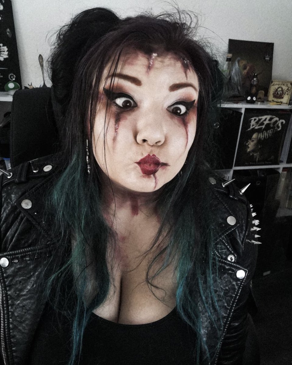 AbsurdArt_'s tweet photo. #HappyHalloween2021👻
Wo wart ihr feiern &amp; was für ein Outfit hattet ihr? 🖤
Den #inktober habe ich auf ganzer Linie verkackt. War einfach zu viel zutun nach dem Klinikaufenthalt. Habt ihr durchgezogen? Ich schau mir gern eure Werke an! 😊
#halloweenselfie #halloweenvibes #spooky https://t.co/CWuDlQQ6SO