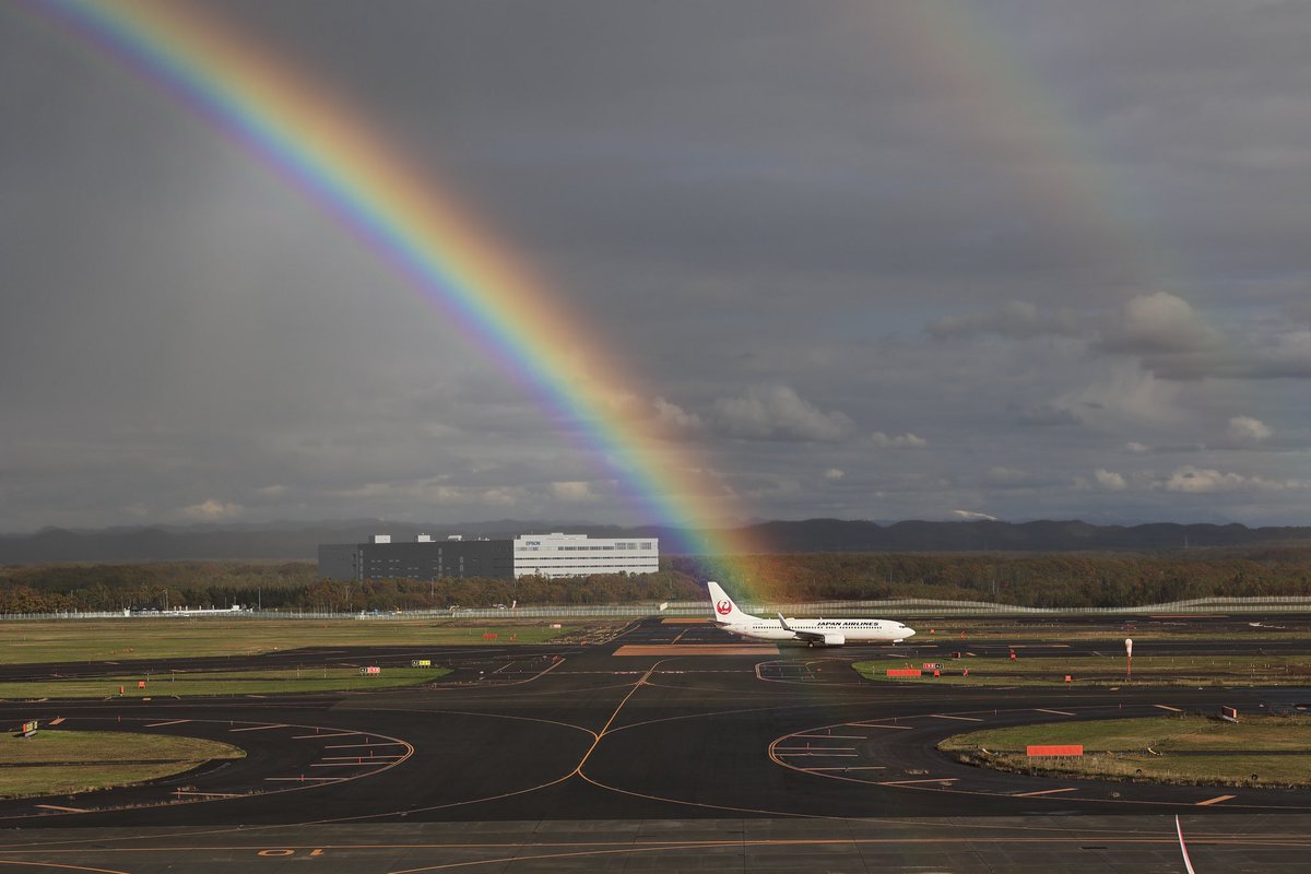 350_shun's tweet photo. 良いタイミングだったな〜🌈
#jal 
#FlyJAL
#japanairlines https://t.co/XY7aqPPDGS