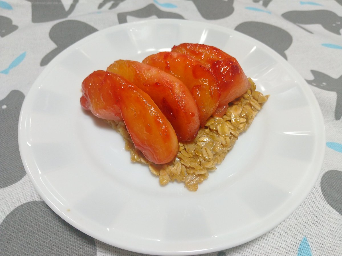 皆様今晩は。
今週は色々疲れたのでスイーツ作りました。
タルトタタンです。
←母用　私用→
色素もペクチンもリンゴから抽出しました。
甘味料は甜菜糖。
下はオートミールクッキーで低糖質です。
甘酸っぱい紅玉と香ばしいオートミールクッキー。
考えた人凄いです。
大変美味しゅうございました。