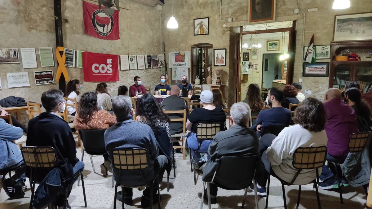 Endavant_OSAN's tweet photo. 🔴 Ahir a Burjassot @bassot_ vàrem celebrar el segon acte de suport a la vaga dels Bombers Forestals @BbffDe
🔸Defensem el treball digne.
🔸Defensem els serveis públics.
🔸Per la internalització de les treballadores i contra les privatitzacions.
#SolidaritatDeClasse https://t.co/k6uWEvBz2l
