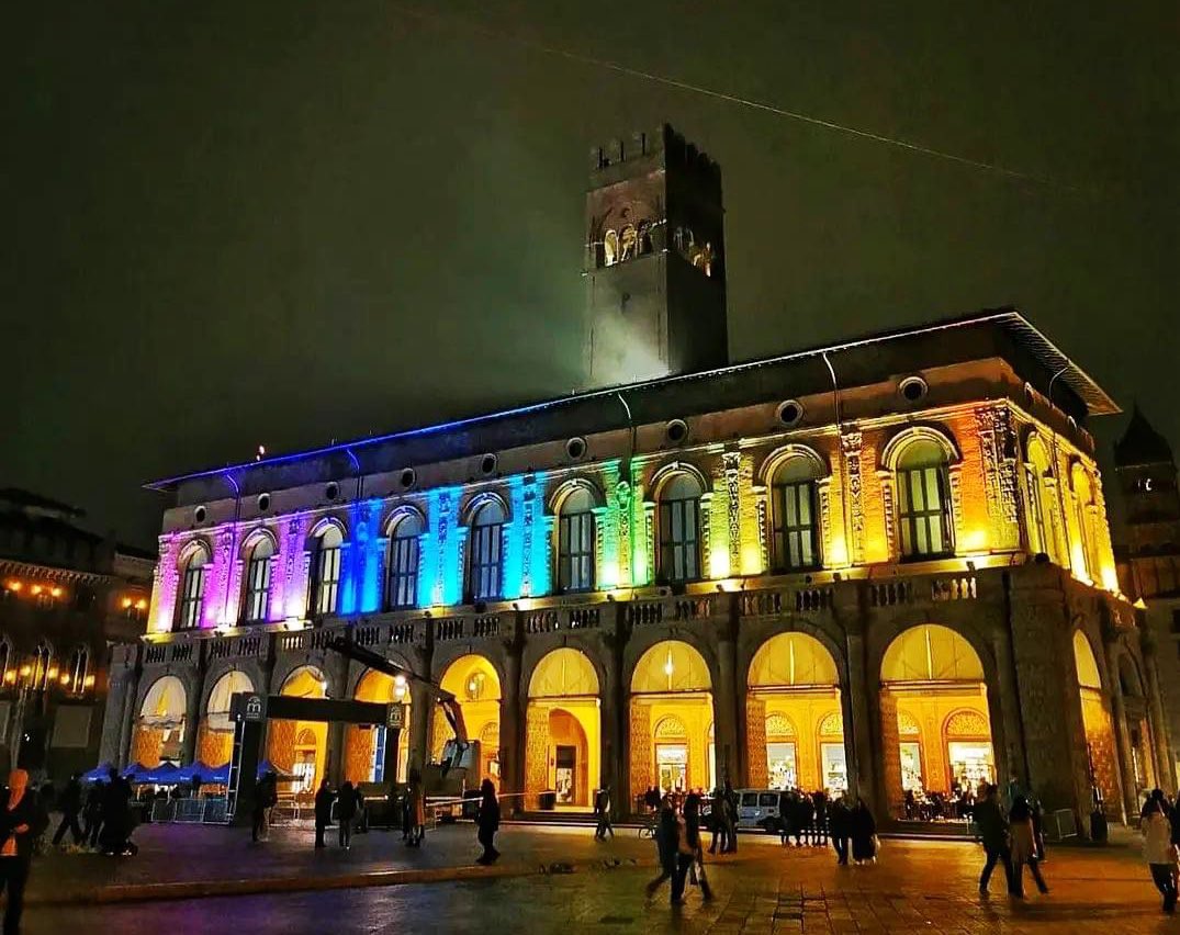 sbonaccini's tweet photo. Palazzo Re Enzo a Bologna illuminato ad arcobaleno per sostenere la necessità di avanzare sui diritti civili https://t.co/84aCXVh5Xc