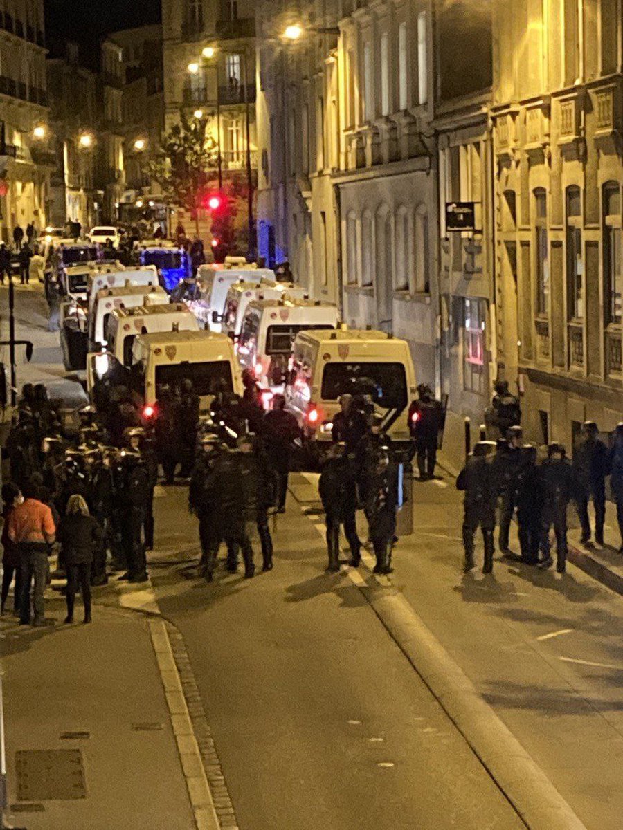 YFCNantes's tweet photo. Occupation populaire expulsée par les fdo quelques heures après l'investigation des lieux vides, expulsion intimidante de par le nombre et l'armement. 2 interpellations sont à déplorer mais les personnes ont été relâchées.

Nous ne lâcherons rien! Un toit pour tous•tes, une MdP. https://t.co/fLkM18HGza