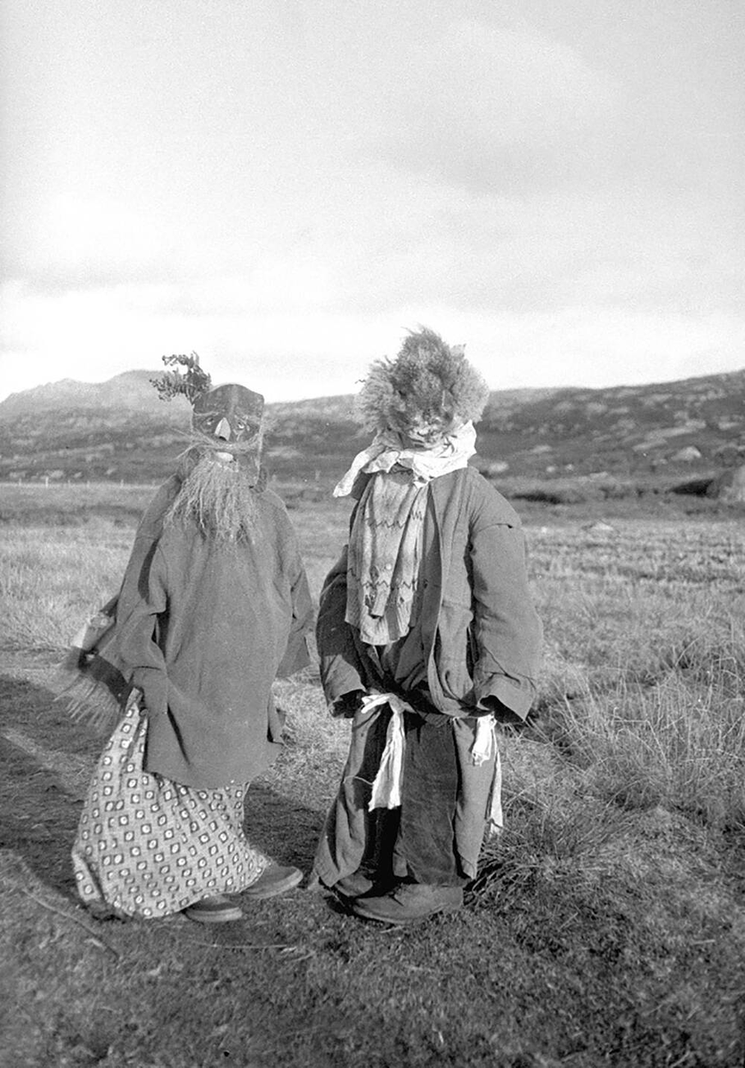 WeirdScotland's tweet image. Guising was creepier in #OldWeirdScotland

South Uist guisers, 1932 
(📷Margaret Fay Shaw)