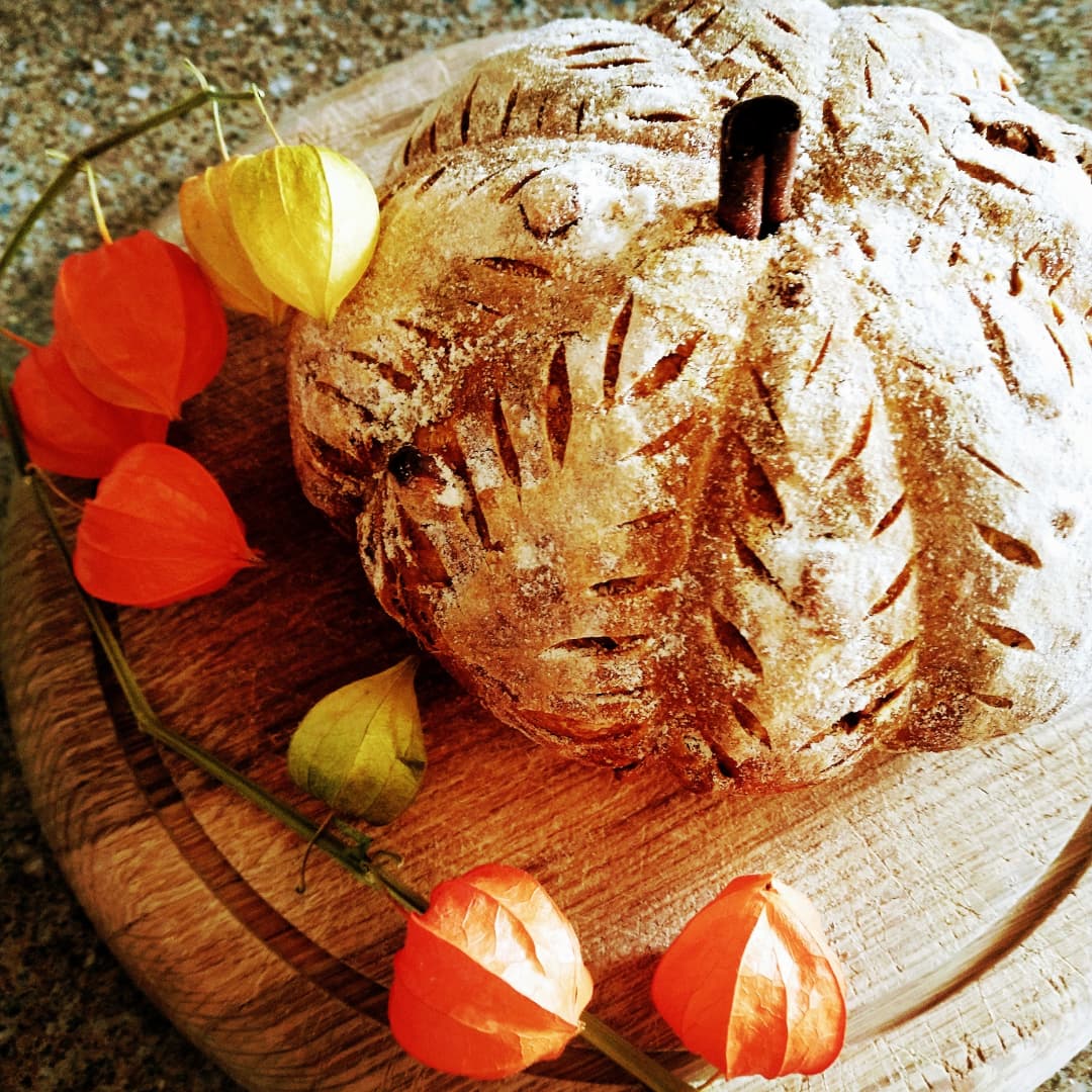 oxgypsybaker's tweet photo. Pumpkin sourdough o'clock! I made this with @sandra_ruge of @Waste2TasteOx last All Hallows' for @GoodFoodOxford pumpkin festival #eatyourpumpkin #zerowaste #bakebread #sourdough https://t.co/48Tr8UFrI4