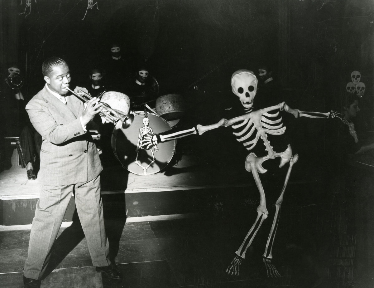 🦇💀 Buon Halloween a tempo di Jazz 🎃👻

(1936, Skeleton sorprende Louis Armstrong sul palco)

#halloween2021 #Halloween #jazz