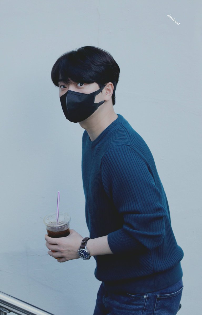 ECO_forestella's tweet image. 울임 선배 어디야 우리 같이 과제하기로 했잖아 지금 무임승차하는 거야 타래