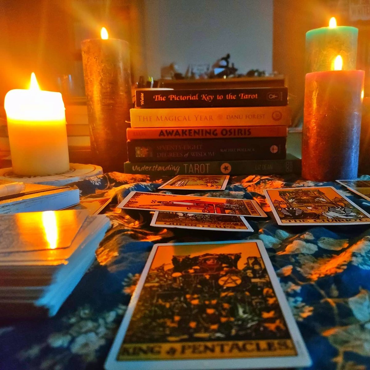 Helenography's tweet photo. Bright blessings to all who mark #Samhain.

🐈‍⬛🎃🍎 https://t.co/PKYYYpefs0
