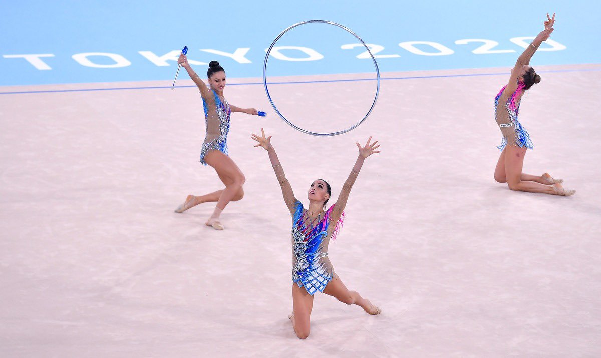 ItaliaTeam_it's tweet photo. 𝐅𝐀𝐑𝐅𝐀𝐋𝐋𝐄, 𝐒𝐈𝐄𝐓𝐄 𝐒𝐔𝐋 𝐓𝐄𝐓𝐓𝐎 𝐃𝐄𝐋 𝐌𝐎𝐍𝐃𝐎! 🌎

A #Kitakyushu2021 Alessia Maurelli, Martina Centofanti, Agnese Duranti, Daniela Mogurean e Martina Santandrea ORO MONDIALE nell’esercizio con cerchi e clavette!

#ItaliaTeam | @Federginnastica https://t.co/3oZTdxKEXq