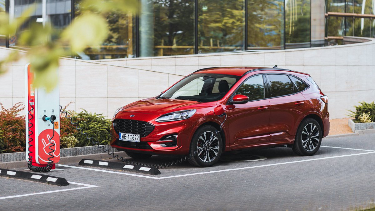 FordPolska's tweet photo. 👉#FordKuga Plug-In Hybrid
I kilka informacji o naszym hybrydowym SUV-ie ładowanym z gniazdka👇
▫️ Najważniejsza informacja jest tak, że jeżdżąc tylko na napędzie elektrycznym możesz bezemisyjnie pokonać do 68 km w cyklu miejskim #GoElectic⚡️ https://t.co/HKhngu9xtb