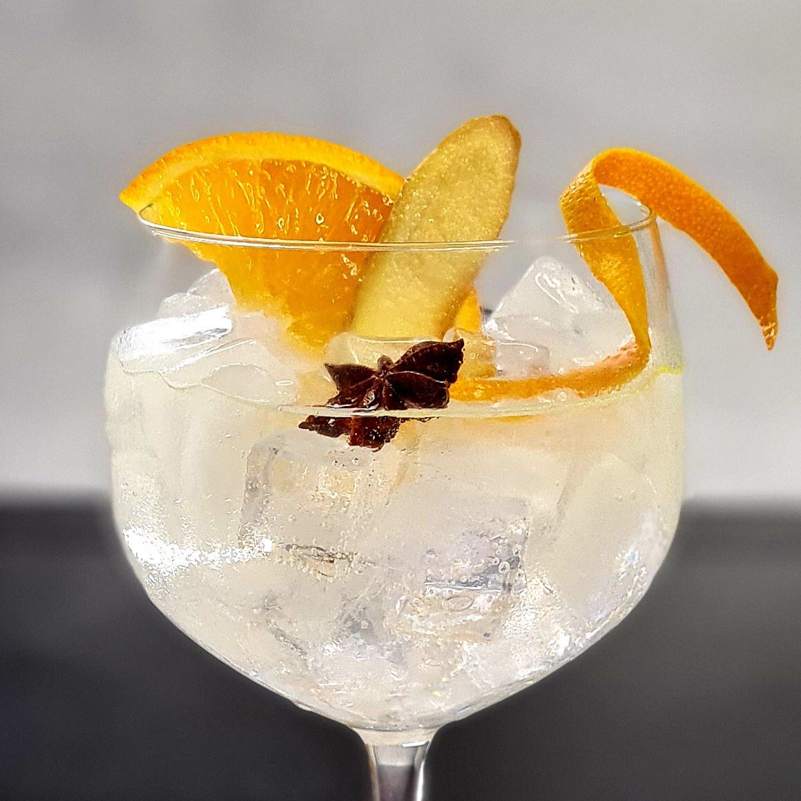 Juicy orange, a slice of fresh ginger and star anise... gloriously good!
Cheers and chin chin!