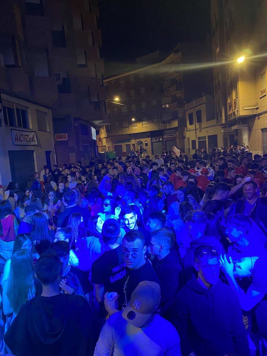 AlosXimo's tweet photo. Dar gracias a toda la gente que se pasó el viernes por la fiestecita y hacer de un día bueno, un día espectacula🤩 https://t.co/n6f8ZutFYK