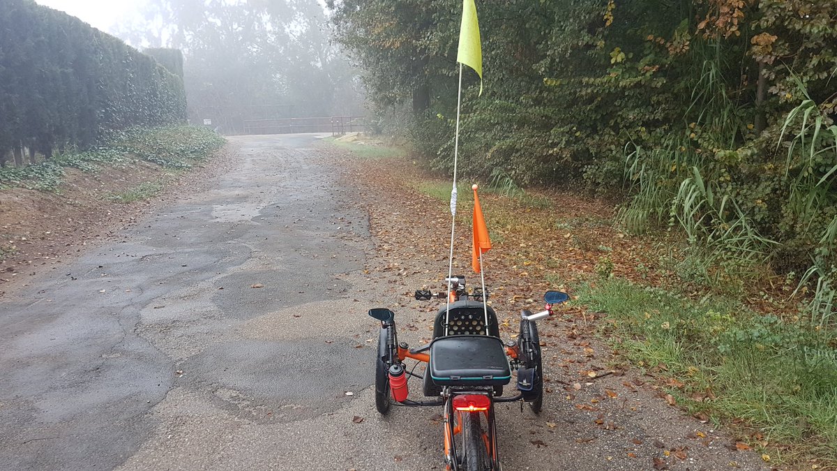 froilancan's tweet photo. Fog along the river in #Alcarras and #Butsenit #RecumbentTrike #recumbent #trike https://t.co/s69EWbhdiX
