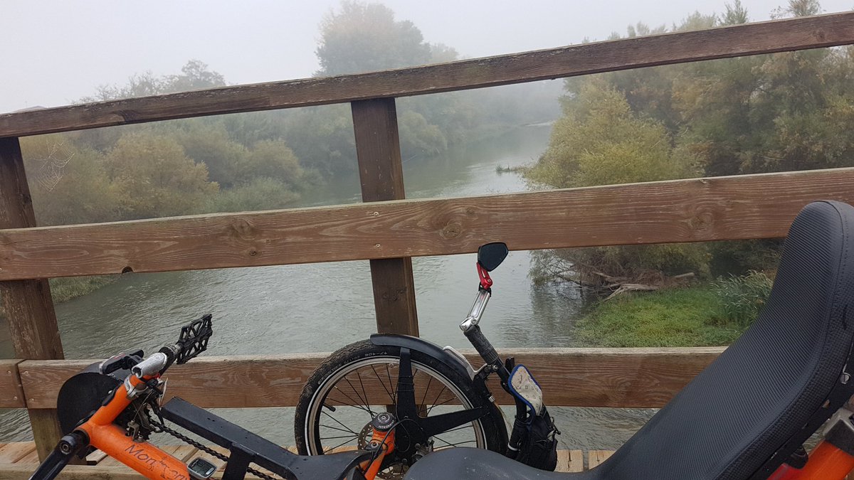 froilancan's tweet photo. Fog along the river in #Alcarras and #Butsenit #RecumbentTrike #recumbent #trike https://t.co/s69EWbhdiX