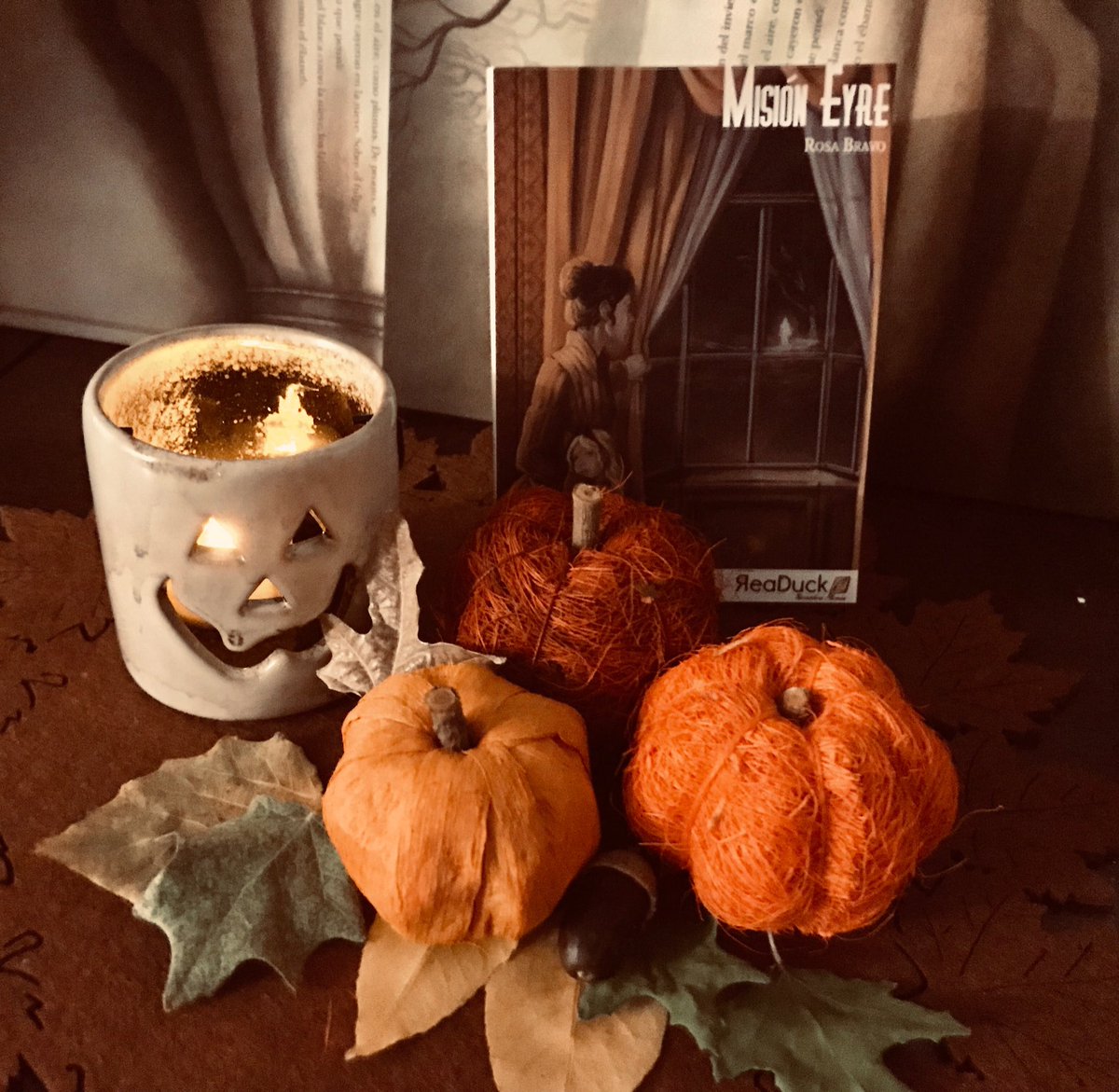 Mar_RubioH's tweet photo. Planazo para este puente: viajar a la época victoriana y sumergirse en un relato de terror con #MisiónEyre, publicada por @readuck en su colección #Plumas 🎃👻 Podéis encontrarlo (junto al resto de su increíble catálogo) en la @FLSevilla, stand 19 #Halloween #horrorduck 📚🦆🖤 https://t.co/UGwvfRvOQM