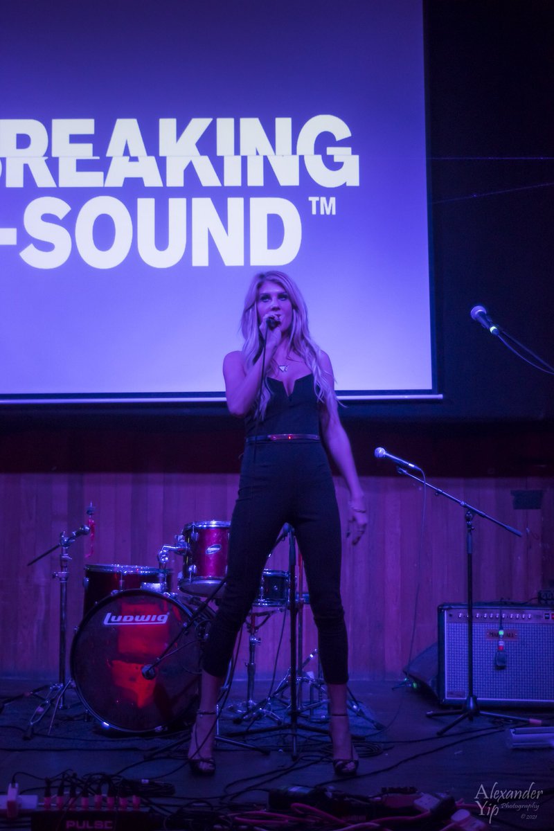 AshleighKno1's tweet photo. Love these picture by @MovementPhotos taken at my @cargo_ldn #gig with @BreakingSoundU1 It was such a fun night. 😁🎤❤️ #livemusic #singersongwriter #liveperformance #singer #model #london #cargolondon #breakingsound #performance #shoot https://t.co/OEJRoOifaJ
