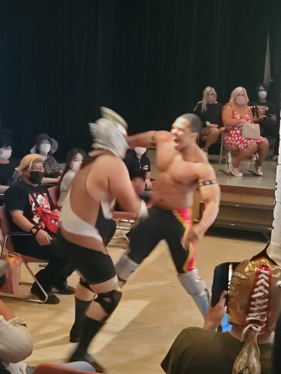 yaomi24662428's tweet image. ２試合目！
新マスクのウルトラソーキに初めて生の試合をみたK-JAX!
火花バチバチの試合‼️
観ててとても楽しかった❗
熱い試合はやっぱりいいね👍️
#rd_pw
#KJAX
#美ら海セイバー
#ryukyudogdingo
#MDC
#ウルトラソーキ
#ティーラン獅沙