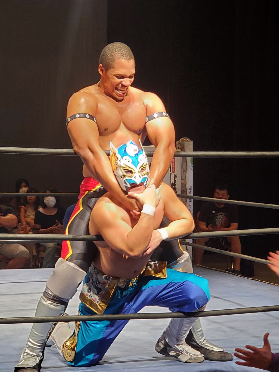 yaomi24662428's tweet image. ２試合目！
新マスクのウルトラソーキに初めて生の試合をみたK-JAX!
火花バチバチの試合‼️
観ててとても楽しかった❗
熱い試合はやっぱりいいね👍️
#rd_pw
#KJAX
#美ら海セイバー
#ryukyudogdingo
#MDC
#ウルトラソーキ
#ティーラン獅沙