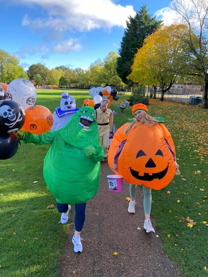 Jo44870739's tweet photo. Having a good time we’ve supported a great cause, our local @YouthlineBF ❤️ mental health counselling charity for young people. Hanna #MaristYear10 @TheMaristSchool with a big smile succeeded with the heaviest donation bucket of the day. #MaristFamilies #Maristwellbeing 💪🤩 https://t.co/u4Git40gXO
