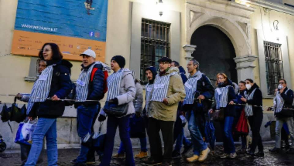 OSNMITALY's tweet photo. La vergognosa iniziativa dei no green pirla che arrivano a manifestare vestiti da deportati nei campi di concentramento è uno schiaffo dato agli oltre 12 milioni di morti ammazzati dai nazisti. Fate schifo. #Anpi #Aned #facciamorete https://t.co/i5rjuR3fTC