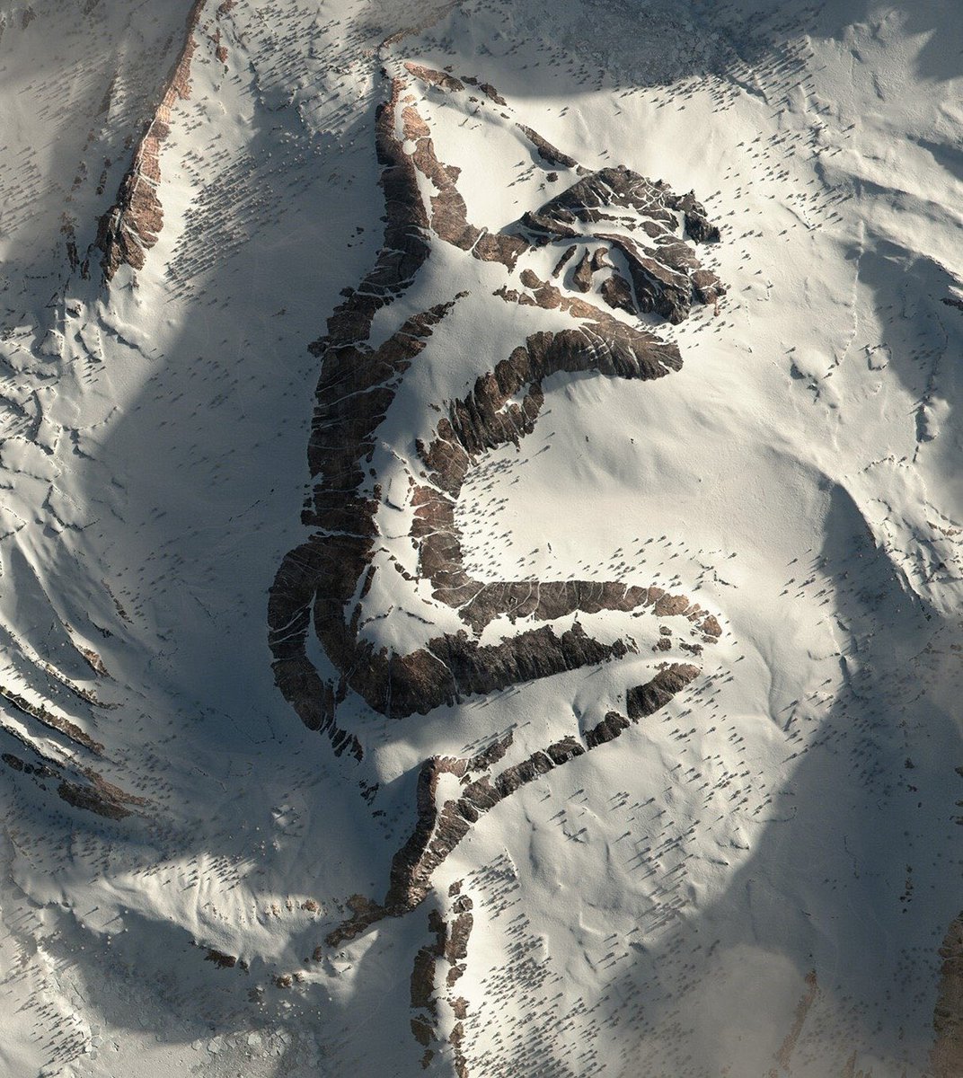 JamesLucasIT's tweet photo. The Sleeping Lady, Alaska https://t.co/Y3tdRXm7fY