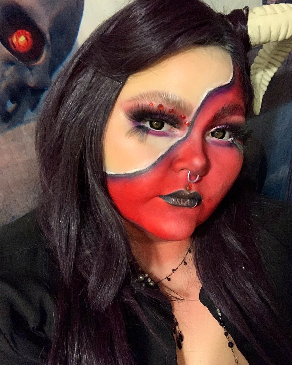 artistry_amanda's tweet photo. #demon #shedevil #demonmakeup #makeupartist #facesplit #cutcrease #contourandhighlight #glam #halloweenmakeup #happyhalloween #halloween2021 https://t.co/9Z4QV6YQQr
