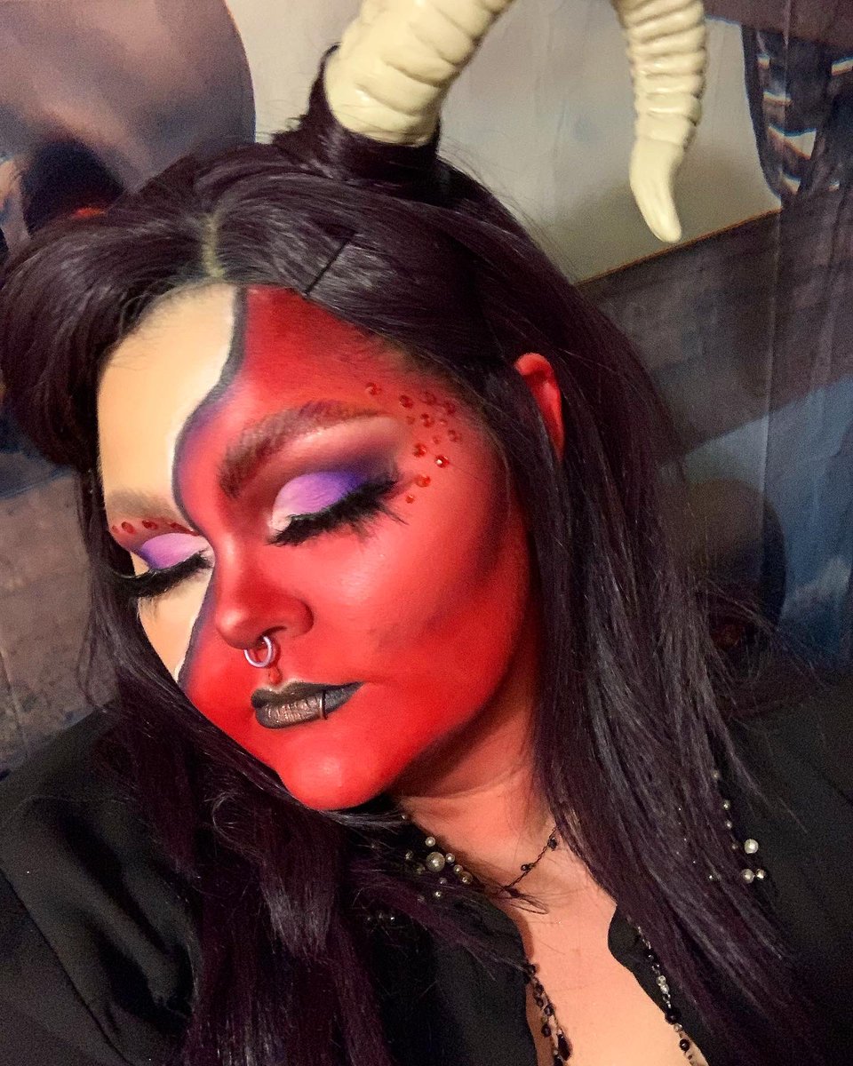 #demon #shedevil #demonmakeup #makeupartist #facesplit #cutcrease #contourandhighlight #glam #halloweenmakeup #happyhalloween #halloween2021