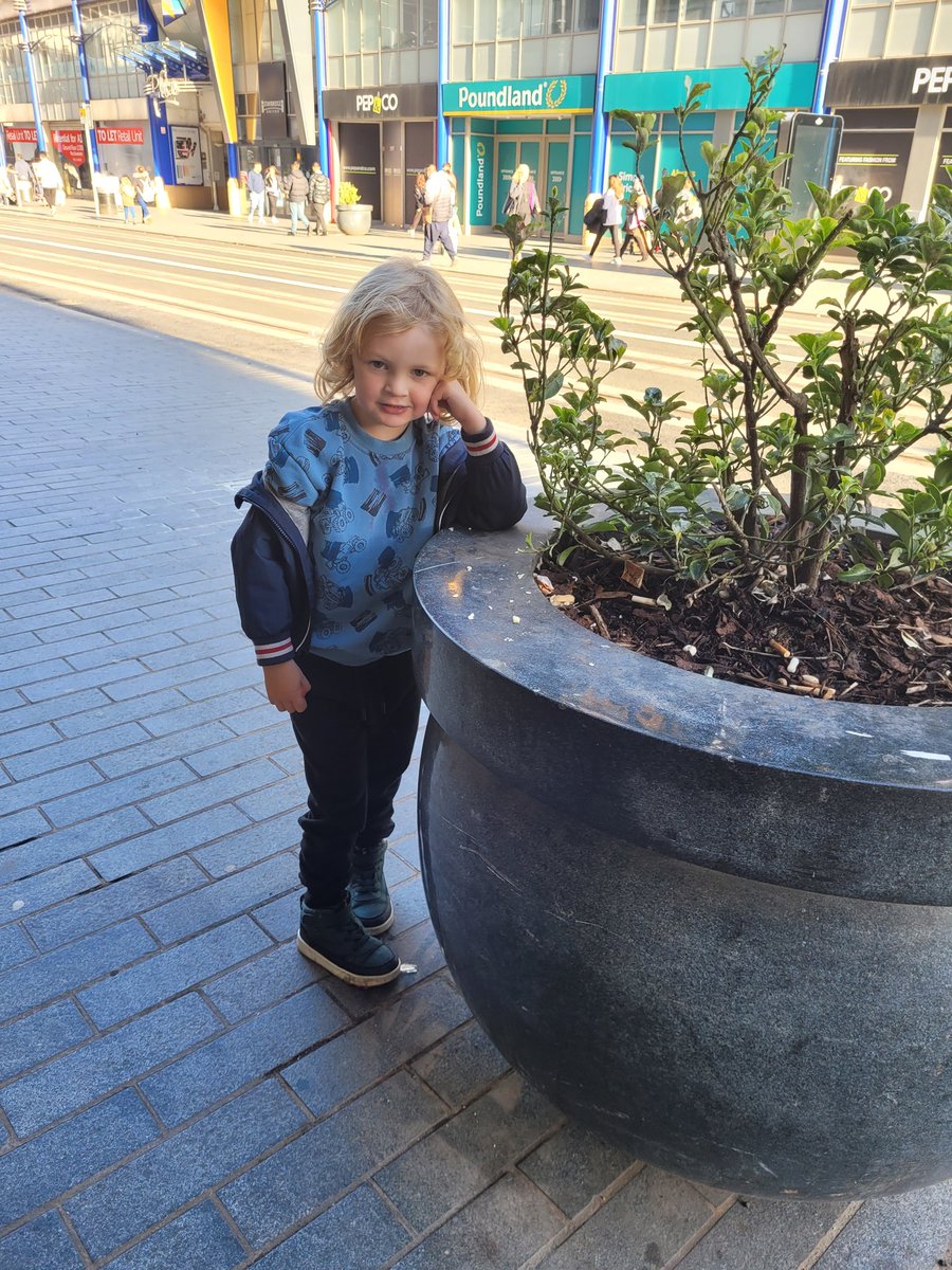 Karenbeardmore3's tweet image. &quot;This tree is pretty mummy, take my picture next to it&quot; 🤣🤣 Urm, okay kiddo 🤷‍♀️  #modelinthemaking