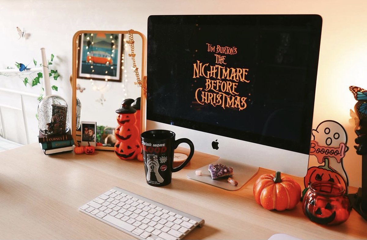 salisburyoffice's tweet photo. Today screams Pumpkin Spiced lattes and we’re here for it! 🙌🏼 #happyhalloween 

Have you decorated your desk? 

#salisbury #salisburyofficespace #wiltshireofficespace #officetorent #funoffice #affordableoffice #smallbusiness #halloweendesk #halloweenofficedecorations https://t.co/k7bm9hF2Sl
