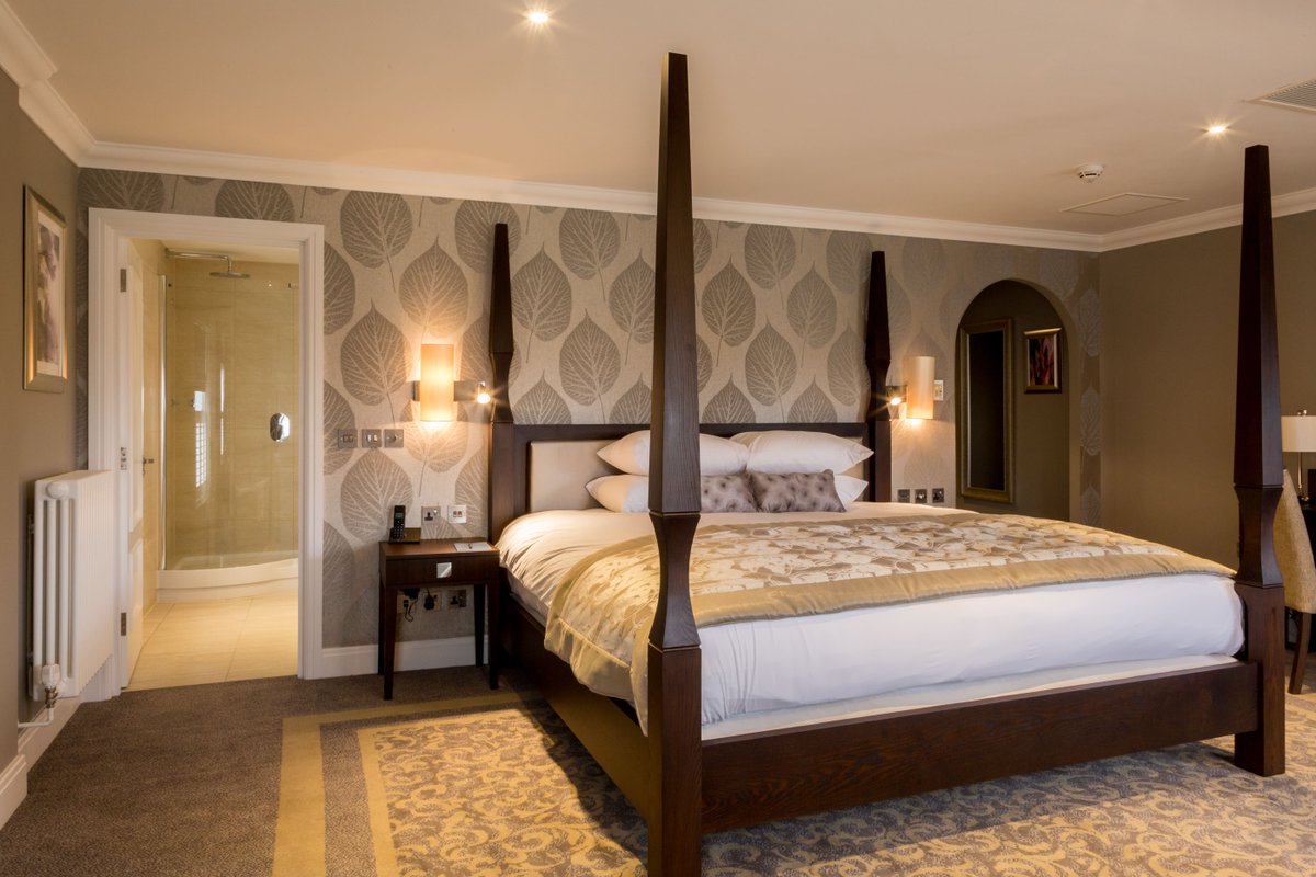 oakleyhall's tweet photo. It's time to stay in ultimate luxury this Autumn 🍂 Did you know that if you stay in one of our Four Poster Suites you'll be relaxing in not a queen, not a king, but an emperor sized bed!
#hotel #staycation #staycationoffer #relax #stay #getaway #autumn #luxury #offer https://t.co/2WBTURr3ad