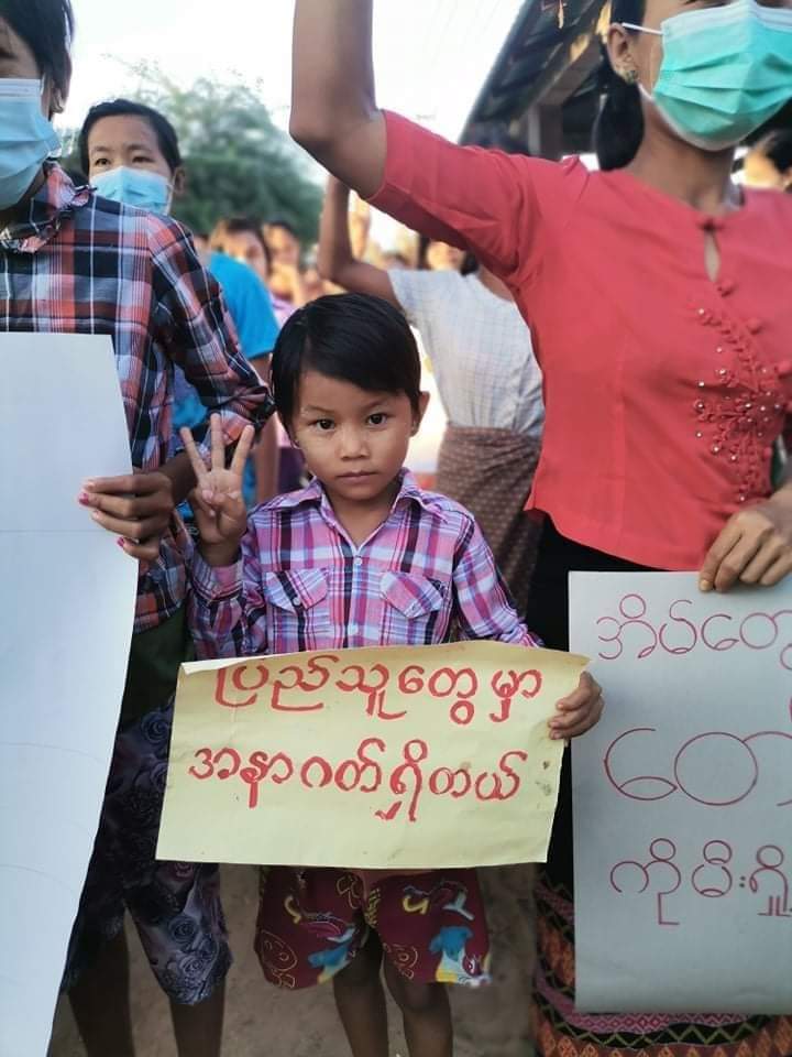 PhooPPKyaw's tweet photo. Main strike of Wetlet Tsp marched on the streets and chanted revolutionary slogans to overthrow the genocidal dictatorship. 

#FreezePaymentsToJunta   
#Oct31Coup  
#WhatsHappeningInMyanmar https://t.co/PIxVWMEM7J