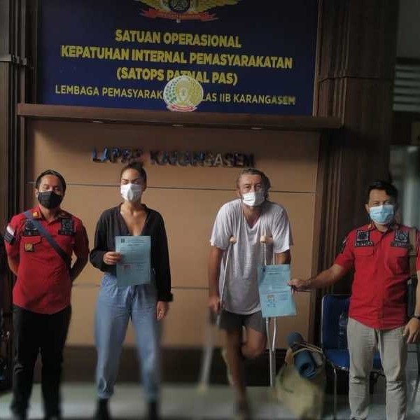 Indonesia_Expat's tweet photo. After spending eight months in prison, a Russian and Ukrainian have been deported for breaking immigration and health rules.
#Bali #deported #fakePCR #immigration #russians #Ukraine
https://t.co/h0VhaLDzhW https://t.co/gJjstAlpHJ