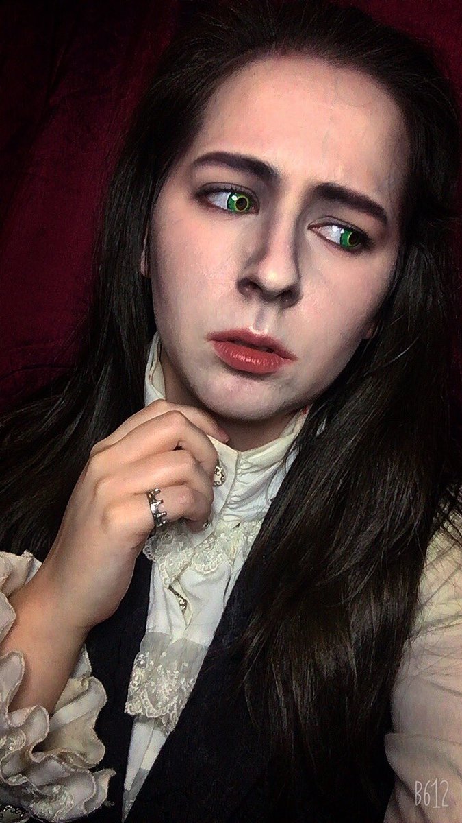 countstgermain_'s tweet photo. 「I’m flesh and blood, but not human…」
——
Happy Halloween!! First time cosplaying Louis! It was really fun to mould my face into Brad Pitt’s ❤️🎃✨
If time allows it, I might be Lestat tonight 👀🦇✨
——
#halloween2021 #louisdepointedulac #interviewwiththevampire @AnneRiceAuthor https://t.co/N4zOlSKl77