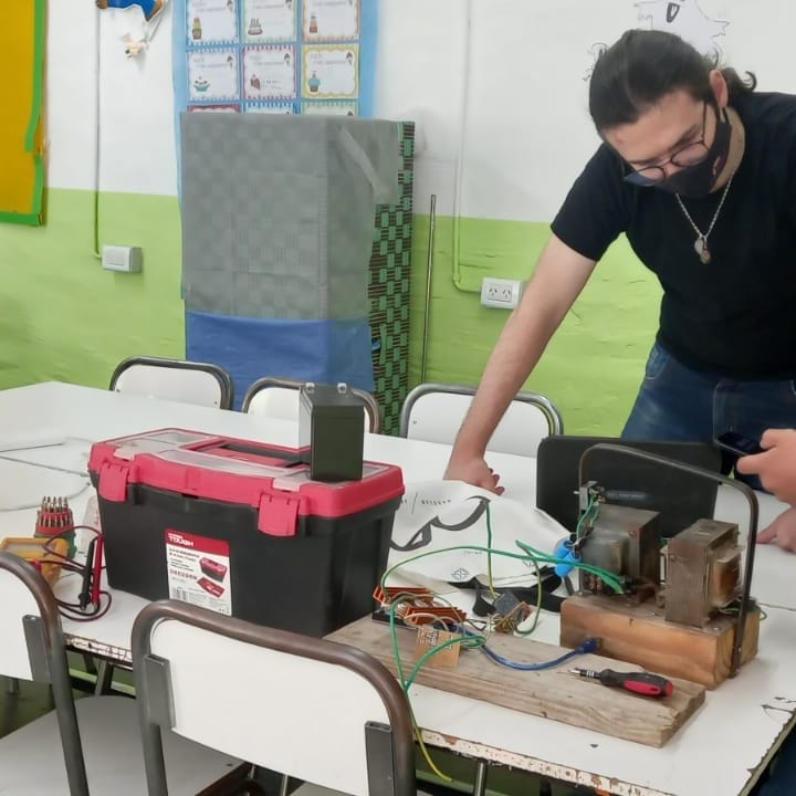 probotschool's tweet photo. #Aulashíbridas, #educacionpresencial #mecanica, #diseño #programacion #robotica y muchas ganas de pensar y compartir cada sábado en @probotschool https://t.co/8n4lmFAtUc