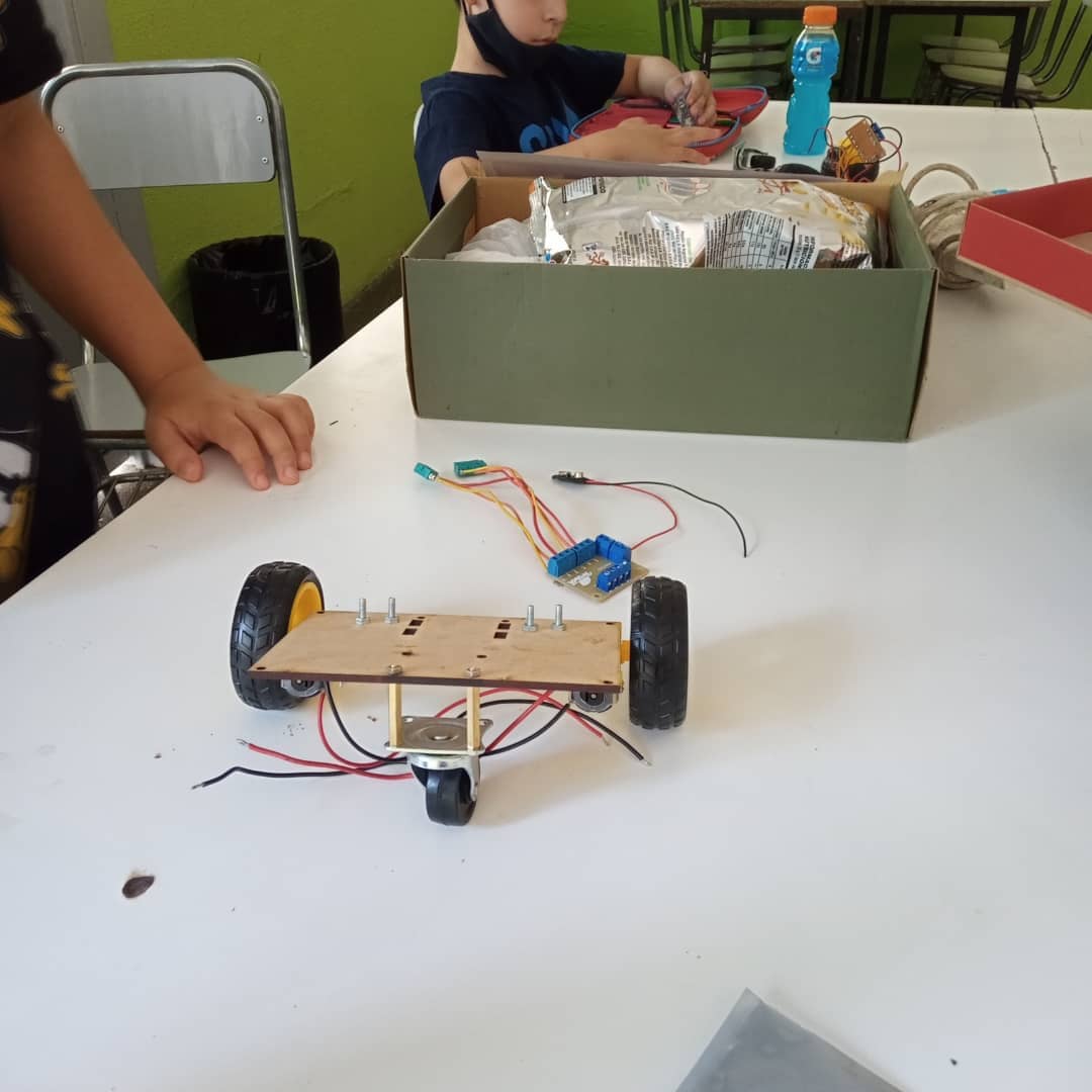 probotschool's tweet photo. #Aulashíbridas, #educacionpresencial #mecanica, #diseño #programacion #robotica y muchas ganas de pensar y compartir cada sábado en @probotschool https://t.co/8n4lmFAtUc