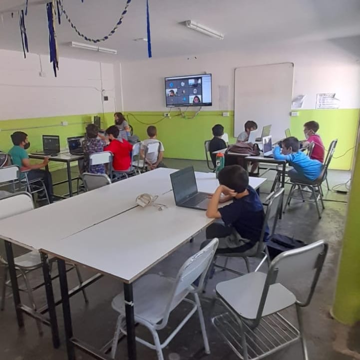 probotschool's tweet photo. #Aulashíbridas, #educacionpresencial #mecanica, #diseño #programacion #robotica y muchas ganas de pensar y compartir cada sábado en @probotschool https://t.co/8n4lmFAtUc