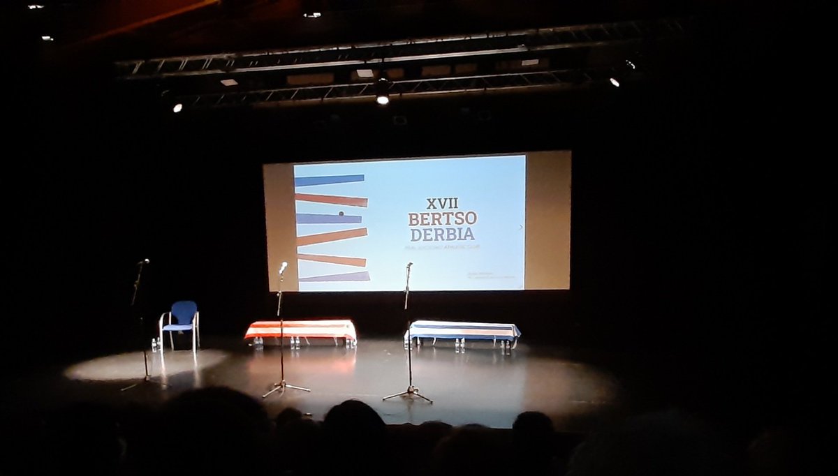 aizpuruaetxarte's tweet photo. Biteri kultur etxea mukuru betea, jokalarien beha. #bertsoderbia #bertsolaritza #RealSociedadAthletic https://t.co/ZahBHn0wKA