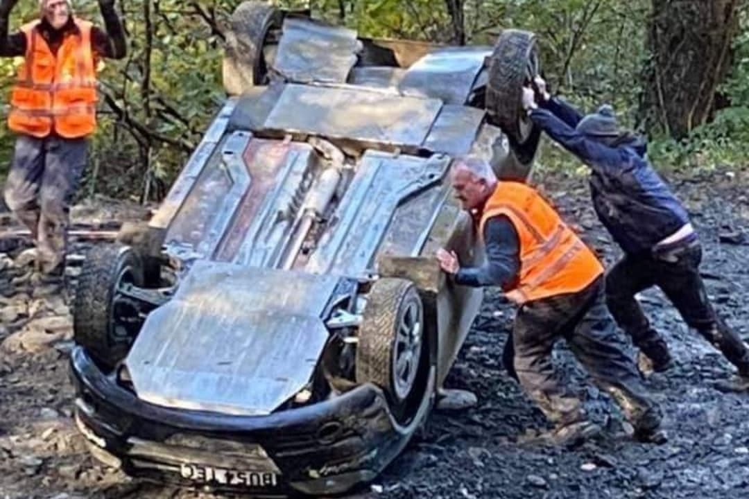 Cambrian Rally 2021 Pt.2

Stage 3 Alwen was a Brilliant stage for the pair, the pace was great, the stage flowed and really came together! 

Stage 4 Got off to a fast pace but about 2 mile in chris and rob hit some ruts on a Hairpin which caused the car to end up on its roof!