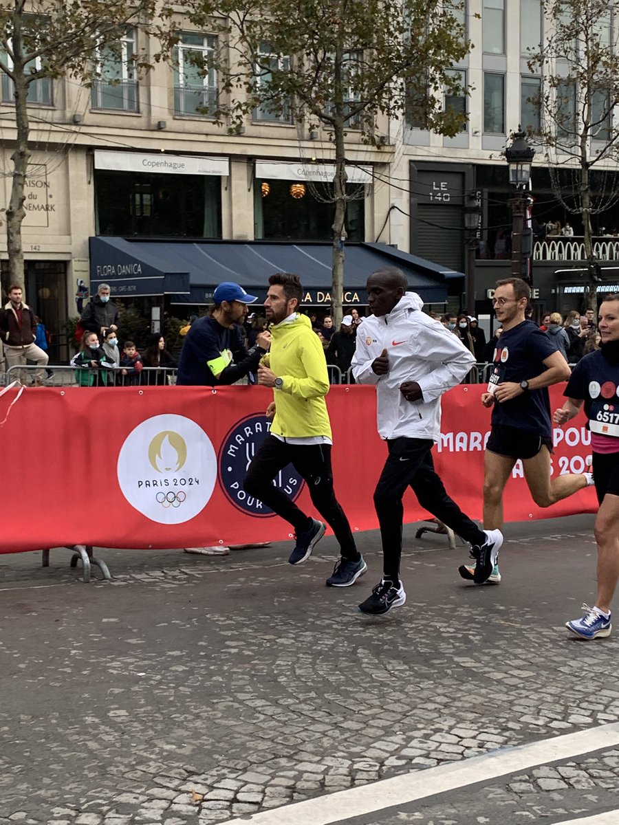 KarinaVoggel's tweet photo. We ran the 5k against kipchoge for the #MarathonPourTousParis2024 today to qualify for the  #Paris2024 Olympic marathon. Well let’s just say they didn’t even give honest runners a chance. Absolute joke of an organization and here is why: https://t.co/yukAxWsVuf