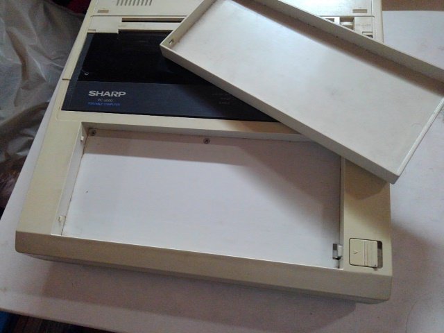 toshitada1973's tweet photo. PC-5000を観察です。液晶画面の裏に、オプションの「かな漢字変換キーパッド」を収納できるスペースがあります。プリンタ後部にバッテリー、底面にスロット2つ。本体表面の専用スロットに装着するバブルメモリ。…相当にアクの強いコだね!
#PC5000
#CE101M
#CE100B
#CE102B https://t.co/bMWE8iLYdF