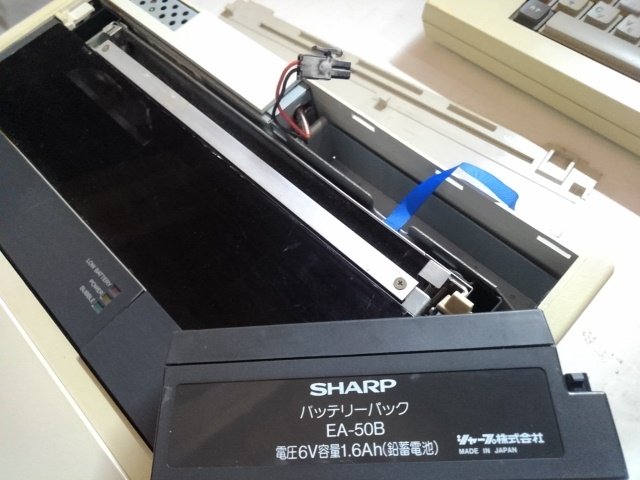 toshitada1973's tweet photo. PC-5000を観察です。液晶画面の裏に、オプションの「かな漢字変換キーパッド」を収納できるスペースがあります。プリンタ後部にバッテリー、底面にスロット2つ。本体表面の専用スロットに装着するバブルメモリ。…相当にアクの強いコだね!
#PC5000
#CE101M
#CE100B
#CE102B https://t.co/bMWE8iLYdF