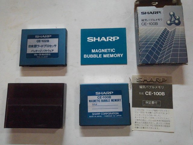 toshitada1973's tweet photo. PC-5000を観察です。液晶画面の裏に、オプションの「かな漢字変換キーパッド」を収納できるスペースがあります。プリンタ後部にバッテリー、底面にスロット2つ。本体表面の専用スロットに装着するバブルメモリ。…相当にアクの強いコだね!
#PC5000
#CE101M
#CE100B
#CE102B https://t.co/bMWE8iLYdF