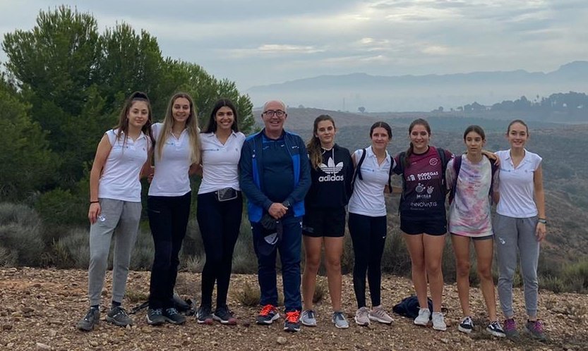 Desembarco alicantino en el <a href="/Valverde_Team/">Valverde Team-Ricardo Fuentes</a> femenino
<a href="/selenaamaza/">SELENA💥</a> continúa de la temporada 2021 y llegan Laura Guardeño, <a href="/RosaliaRoca23/">Rosalía Roca Guerri</a>, Claudia Castaño y <a href="/clauprezz_1/">Clau</a> , además de Ángel Ferris, que ayudará en la dirección del equipo murciano @MURCIACICLISMO
alicanteconelplatogrande.com/2021/10/30/des…